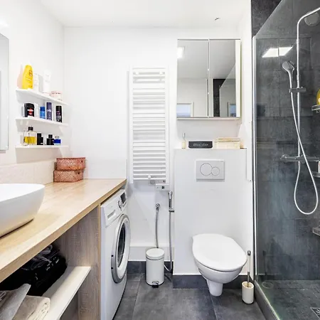 Daire Guestready - Chic Retreat With Balcony For 2